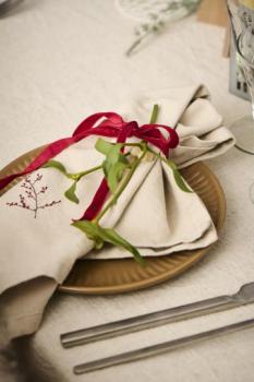 Stoffserviette Tradition *Winterbeerenzweig* leinenfarbig