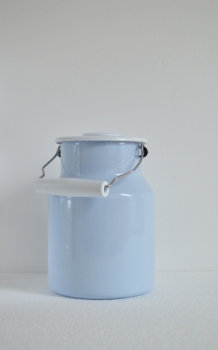 Emaille Milchkanne mit Deckel *pastellblau* 1,5l